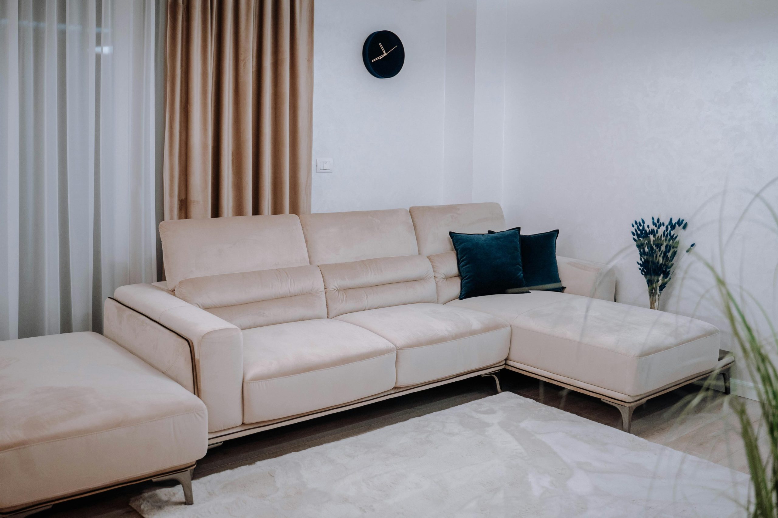 Kenali 7 Jenis Sofa dan Fungsinya untuk Hunian yang Nyaman 4 pexels dorin ursulescu 21435818 7160605 edited scaled