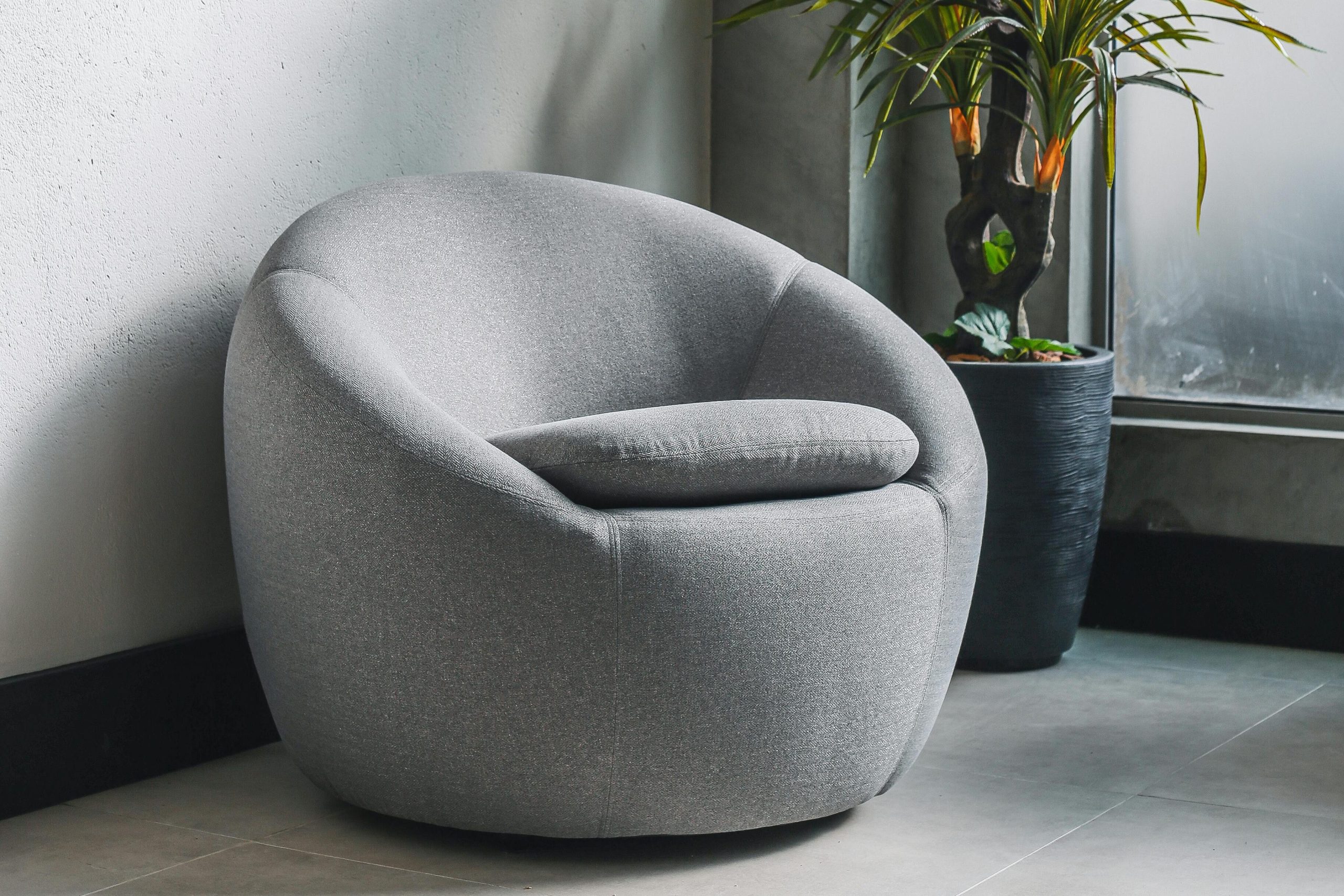 Kenali 7 Jenis Sofa dan Fungsinya untuk Hunian yang Nyaman 2 pexels inspirative studio 2280299 8066336 edited scaled