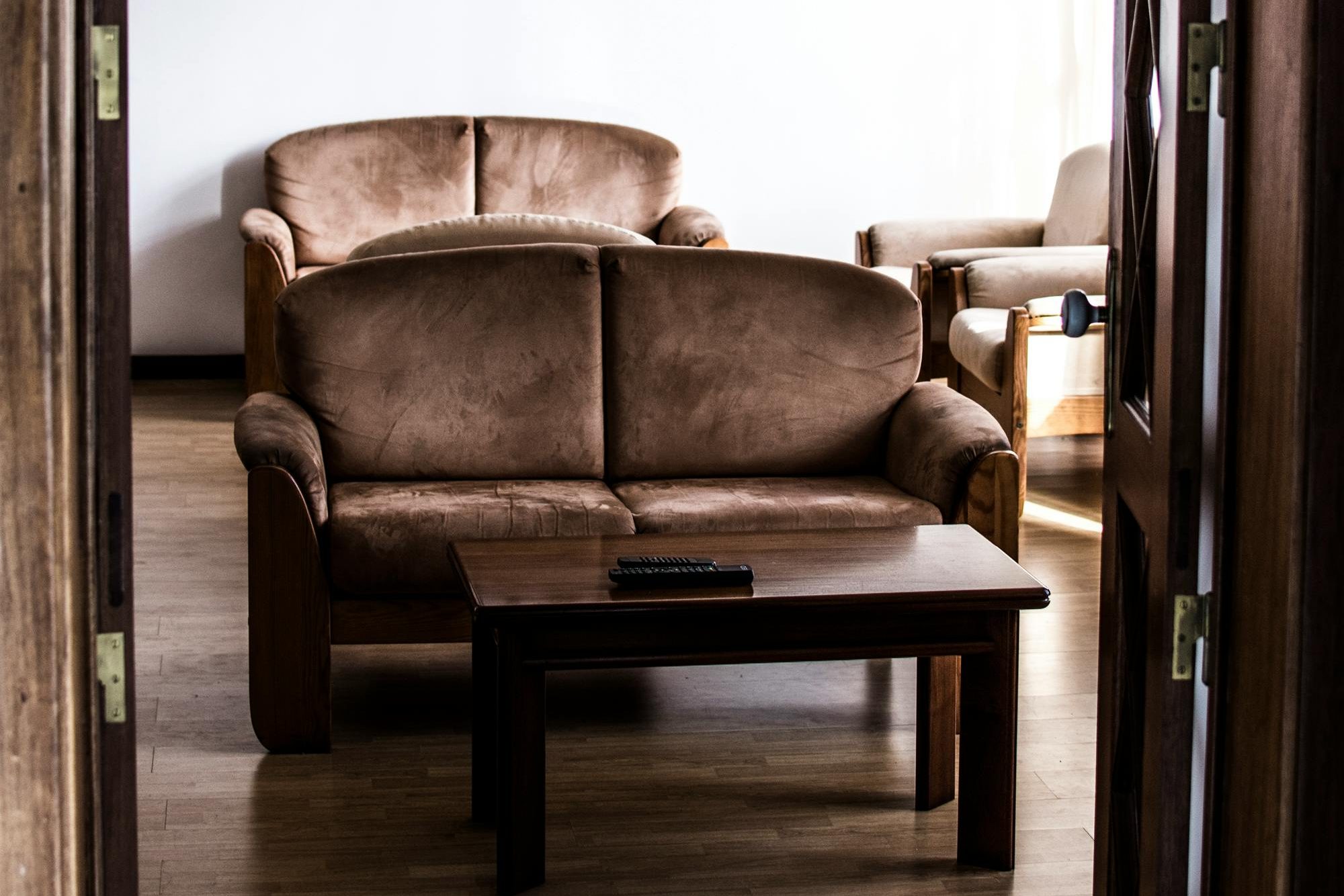 Kenali 7 Jenis Sofa dan Fungsinya untuk Hunian yang Nyaman 6 pexels kylarose 776984 edited