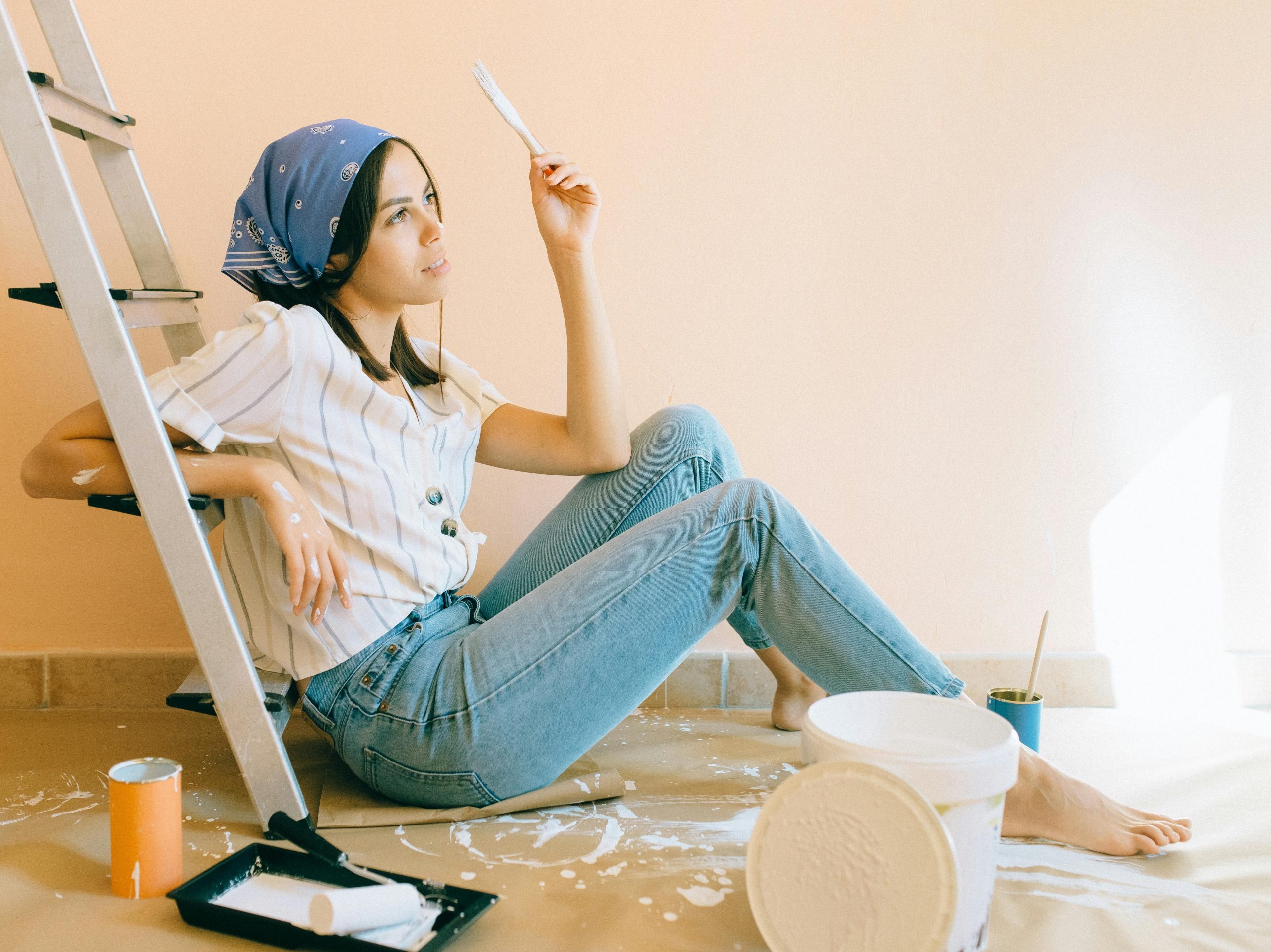 Tips Do’s & Don’ts Wallpaper untuk Ruangan Kamu! 4 pexels n voitkevich 5641422 1 edited scaled