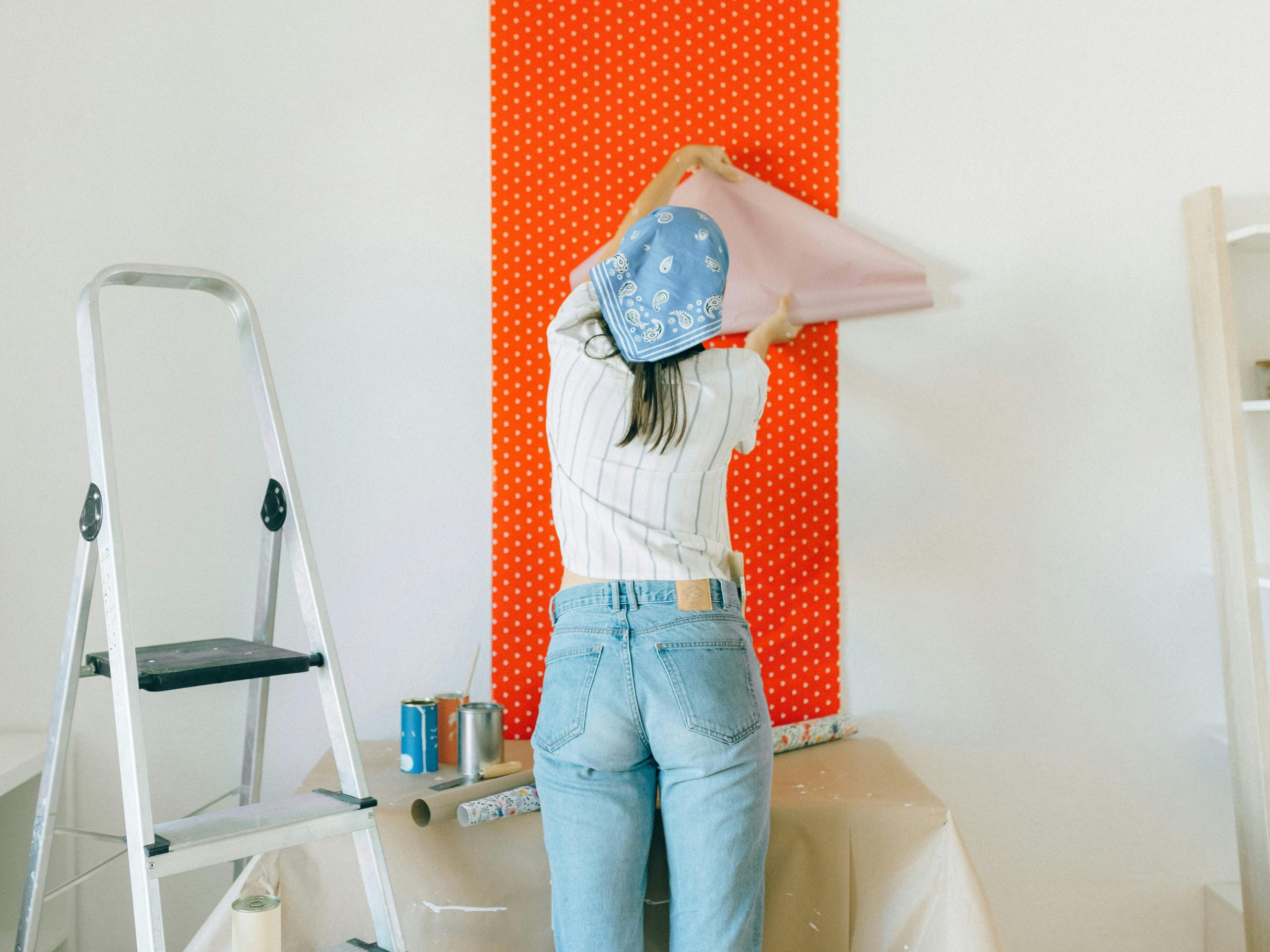 Tips Do’s & Don’ts Wallpaper untuk Ruangan Kamu! 2 pexels n voitkevich 5641761 1 edited scaled