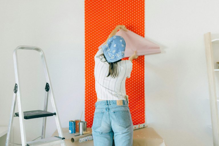 Tips Do’s & Don’ts Wallpaper untuk Ruangan Kamu!