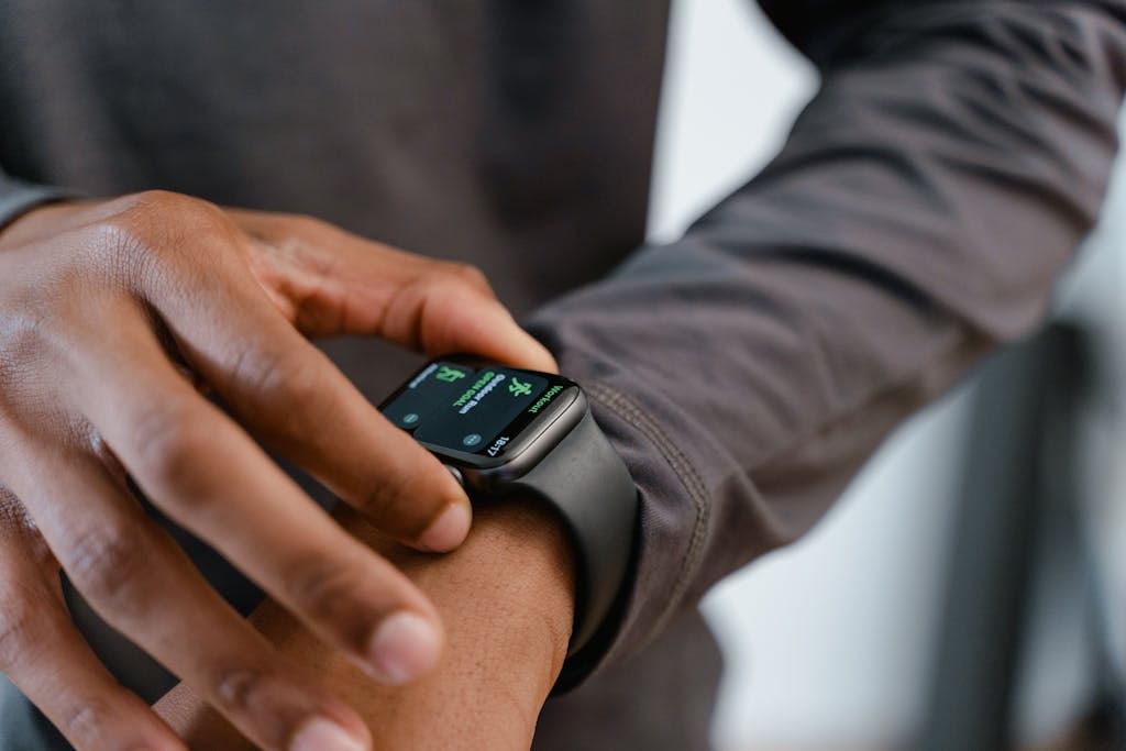 6 Teknologi Smart Home yang Mengubah Interior Rumah Mewah Jadi Masa Depan 6 A detailed view of a smartwatch tracking fitness on a person's wrist.