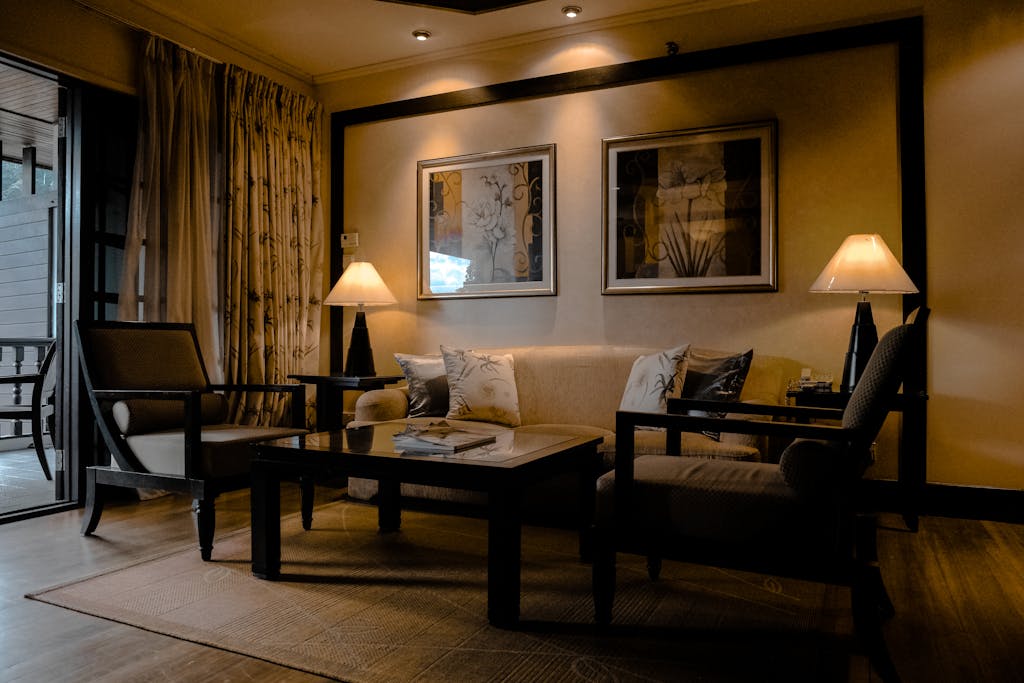 Cozymaxxing: Saat Kenyamanan menjadi Simbol Kemewahan Baru 5 Stylish and cozy living room featuring elegant furniture and warm lighting.
