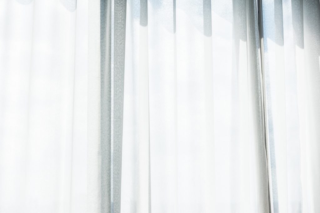 7 Penyebab Gorden Mudah Rusak dan Bagaimana Cara Mengatasinya 8 white curtain window