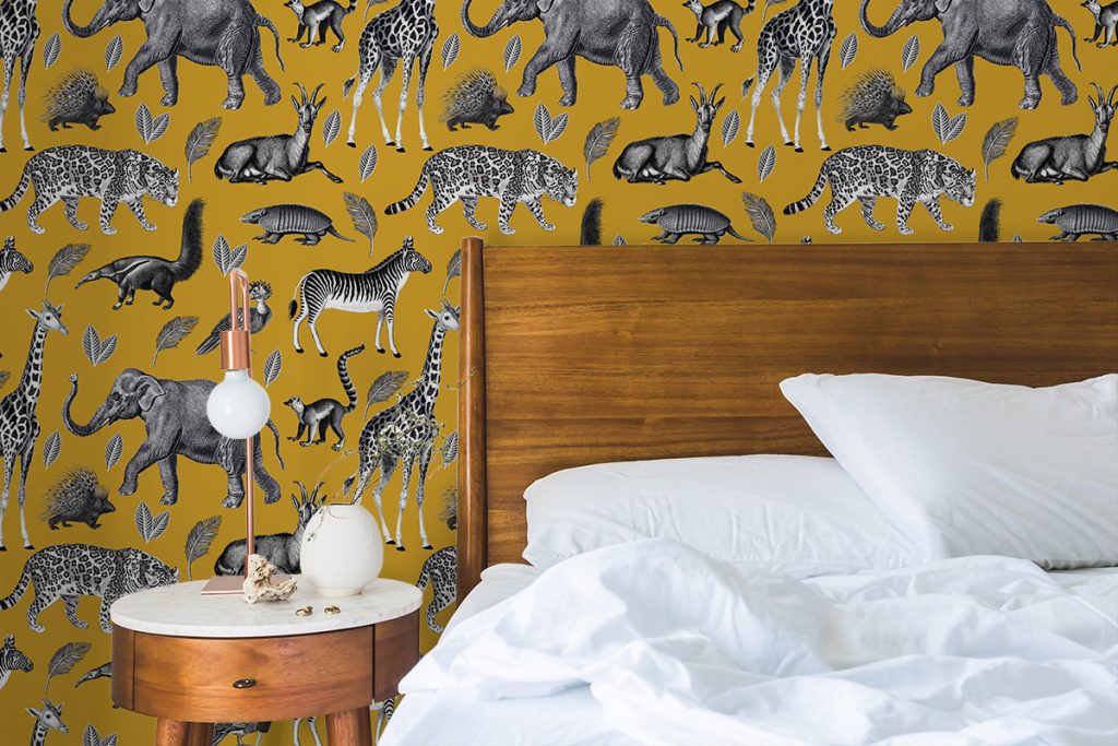 7 Ide Wallpaper Tak Biasa yang Membuat Ruang Terlihat Lebih Dramatis dan Eksklusif 6 This image has an empty alt attribute; its file name is 51100276_AnimalLookbook-mustard_Baubauwall_Wallpaper_room15-1024x683.jpg