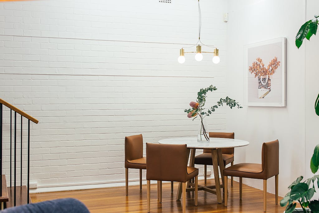 5 Tren Ruang Makan 2026 yang Akan Mengubah Tampilan Rumahmu 5 A stylish minimalist dining room with modern decor and wooden furniture.