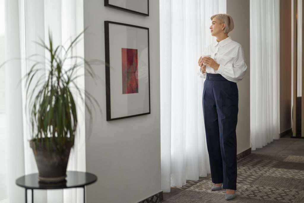 Awas Rusak! Ini di 5 Tempat Menggantung Lukisan yang Harus Kamu Hindari 5 full shot woman looking out window