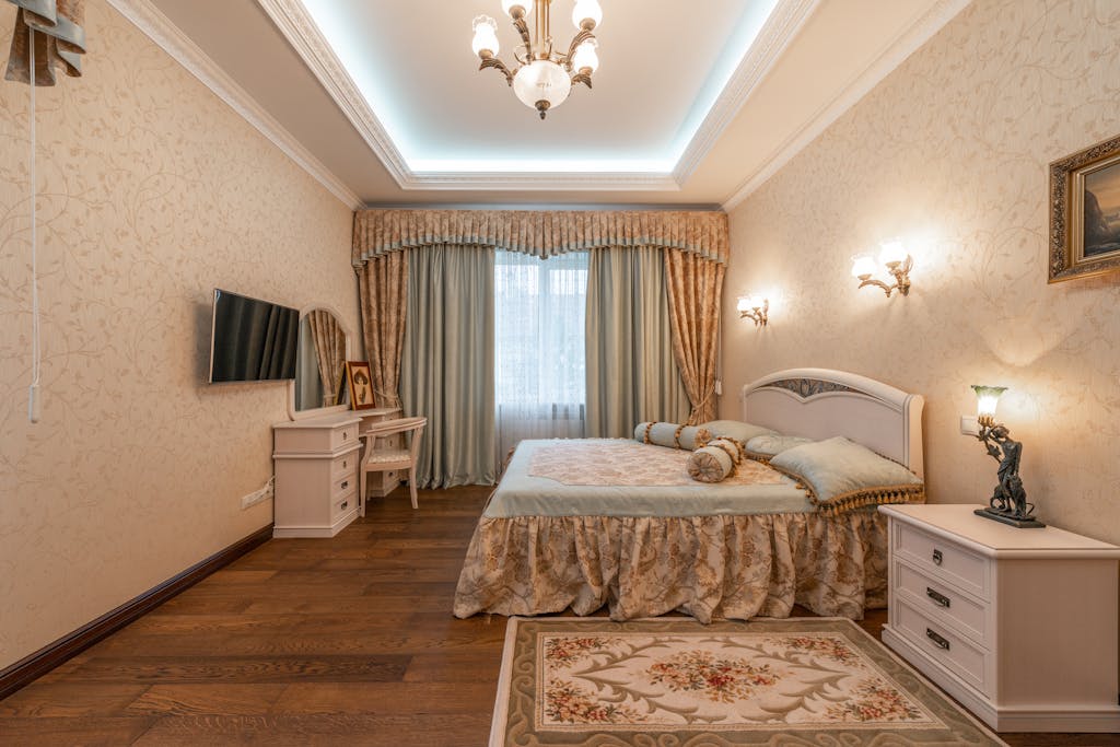 Sleeping Nook: 6 Sentuhan untuk Kenyamanan Maksimal di Kamarmu 7 Luxurious bedroom interior with classic furniture and elegant decor.
