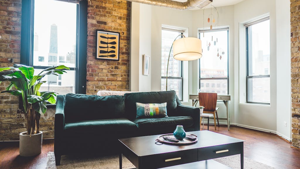 6 Trik Menata Coffee Table agar Terlihat Elegan dan Tidak Berlebihan 4 Contemporary living room with elegant decor and cozy furniture in urban setting.