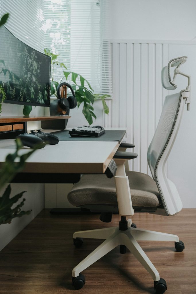 Cara Memilih Kursi Kerja untuk WFH 3 pexels mintworkspace 28350932