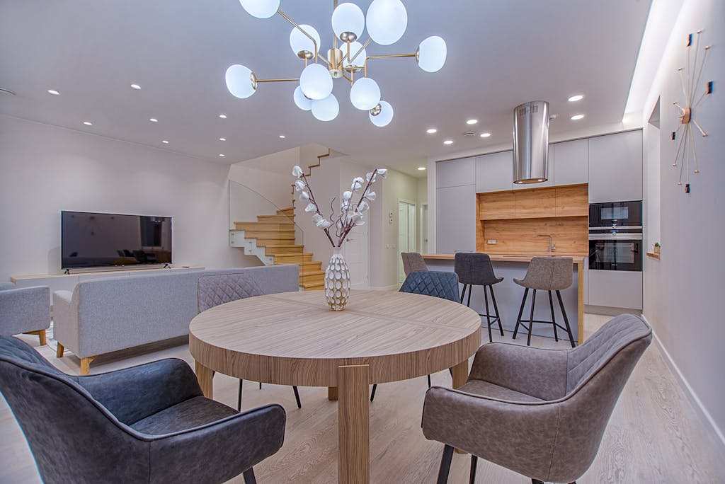 Investasi Interior: Ini Bagian Rumah yang Layak Dibayar Mahal 2 Stylish open-plan living room and kitchen with modern furnishings and lighting.