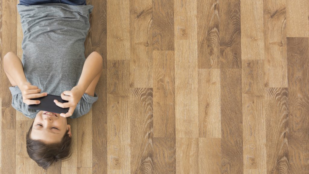 Investasi Interior: Ini Bagian Rumah yang Layak Dibayar Mahal 3 young boy playing smartphone