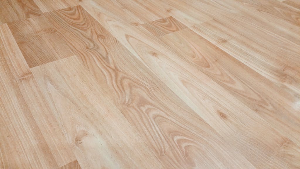 6 Pilihan Flooring Rumah yang Membuat Ruangan Terlihat Mewah 4 Smooth light brown wooden flooring with natural texture and patterns.