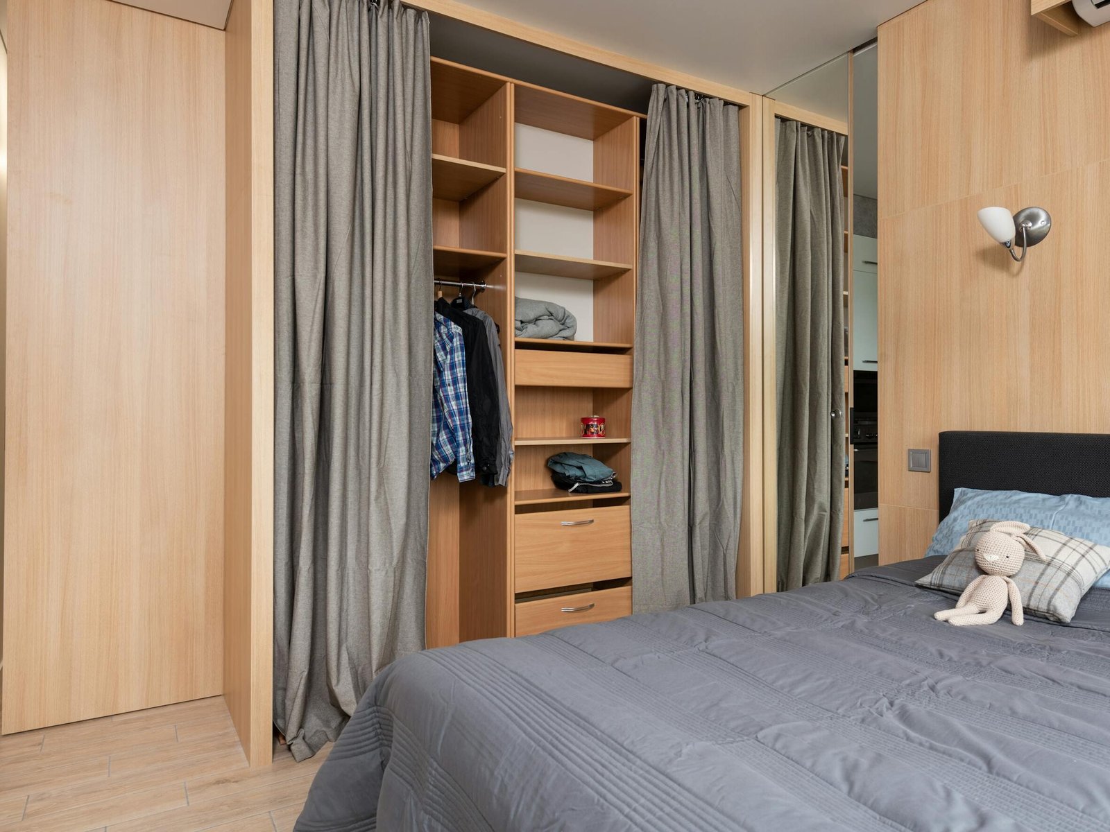 5 Furnitur Esensial untuk Rumah Baru 5 Lemari sebagai furnitur agar rumah tetap rapi
