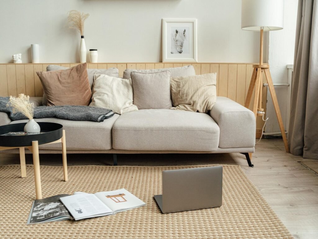Ruang Tamu dengan jenis Kain Sofa Premium modern
